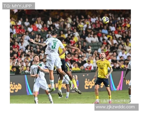 足球赛场巨星风采尽显，荣耀背后与拼搏历程相伴